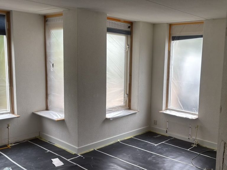 Gespecialiseerd stucwerk tussen kozijnen Mooi en glad stucwerk tussen kozijnen. Gespecialiseerd stucwerk met een nette afwerking in Zuid-Holland